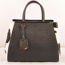Bolso mediano Fendi 2jours con estampado de vetas cruzadas negras y detalles de piel de crin de caballo en blanco y negro.