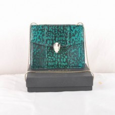 Bolso de hombro Bvlgari Serpenti de piel con vetas de serpiente, color verde, modelo 605. Bolso de hombro Bvlgari Serpenti de piel con vetas de serpiente, color verde, modelo 605.