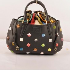 Bolso mediano Fendi B Fab de piel Ferrari negra con tachuelas y detalles de joyas multicolores.