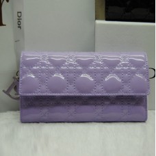 Cartera Dior CD086 color lavanda en piel charol