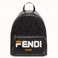 Mochila grande Fendi de tela negra brillante