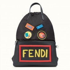Mochila Fendi negra con cordón y apliques.