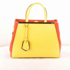 Bolso mediano Fendi 2jours de piel Ferrari amarillo limón con detalles de piel de cordero color melocotón.